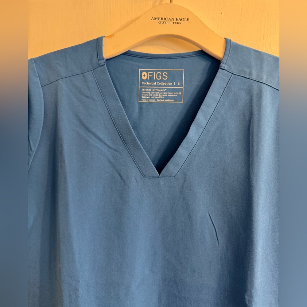 Casma three pocket scrub top - Picture 2 of 5